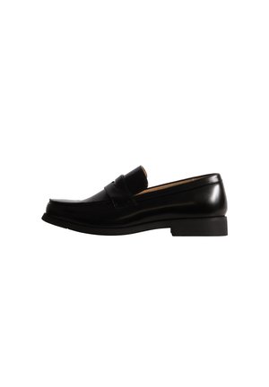 Mocassin penny loafer noir en cuir, à talon bloc bas, présenté de profil sur fond blanc.