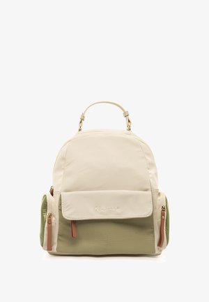 Zaino in nylon beige con forma arrotondata, dettagli verdi testurizzati, tasca frontale con patta e dettagli in oro. Dotato di manico superiore e spallacci regolabili.