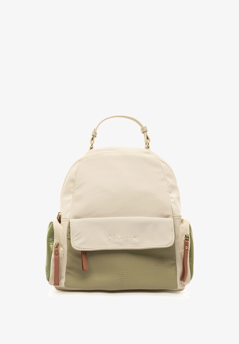 Beige nylon rugzak met een afgeronde vorm, groene gestructureerde accenten, een voorvak met klep en gouden details. Voorzien van een handvat bovenaan en verstelbare banden.