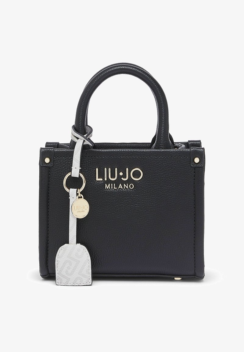 Sac à main structuré noir en similicuir texturé. Il présente un logo doré, des anses supérieures et une étiquette blanche amovible avec un marquage subtil.