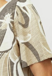 Jack & Jones PREMIUM ALL OVER RUNDHALS - T-shirt med print - travertine