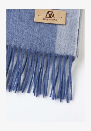 Blaue Wollschal mit Fransen, der eine weiche und warme Textur zu haben scheint. An einem Lederetikett steht "BELLEMERE NEW YORK."