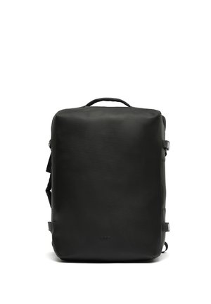 Schwarzer rechteckiger Rucksack mit Tragegriff oben, verstellbaren Schultergurten und minimalem Branding auf weißem Hintergrund.