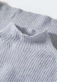 Pullover in maglia a coste blu chiaro con colletto alto e texture morbida, che valorizza le fibre sottili e una leggera lucentezza.