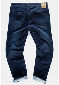 Jeans de mezclilla azul oscuro con un corte relajado, que cuentan con dos bolsillos traseros y dobladillo enrollado, rematados con una etiqueta de cuero marrón en la cinturilla.