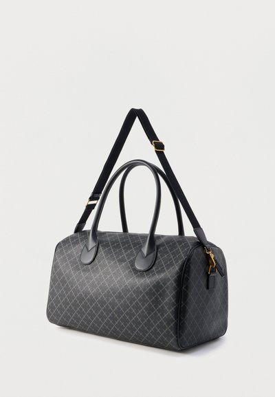 Sac à main gris à motif avec un design structuré, des poignées en cuir et une bandoulière amovible, agrémenté d'accents en métal doré.