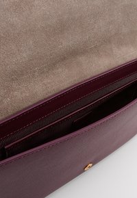 Furla Clutch - berry