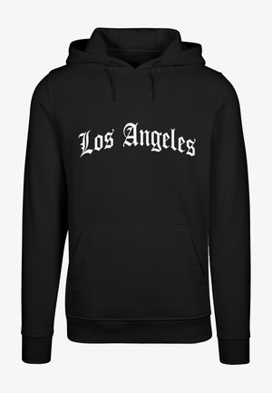 Czarna bluza z kapturem z białym napisem "Los Angeles" w stylu Old English na środku klatki piersiowej, z przednią kieszenią kangurzą i kapturem ze sznurkiem.