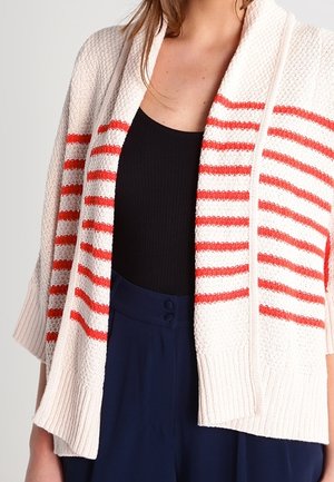 Cardigan tricoté en crème avec des rayures horizontales rouges, doté d'un col châle, d'une ouverture sur le devant et de poignets et d'un ourlet côtelés. Texture douce.