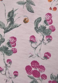 Tessuto rosa con un motivo floreale che presenta foglie verde scuro e grappoli di bacche rosa brillante e arancioni, con un aspetto texture.