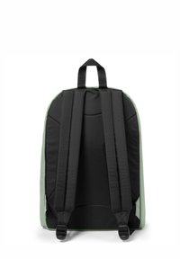 Sac à dos avec des bretelles noires rembourrées, un corps vert menthe et une structure plate. Comprend des bretelles réglables et des coutures renforcées.