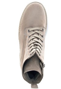 Botín de ante beige con cordones, parte superior texturizada, punta redonda, costuras en contraste y detalle de cremallera lateral. Suela de goma plana.
