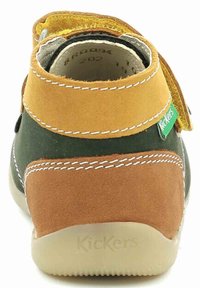 Scarpa in pelle per bambini con colletto imbottito, dotata di dettagli in suede verde, marrone e giallo; chiusura con Velcro; suola in gomma con branding.