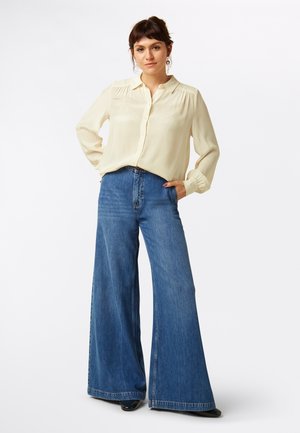 Flared Jeans - blue tint