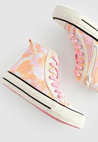 Visoke tenisice u ružičasto-narančastom tie-dye platnu, s ružičastim vezicama, bijelim gumeni potplatima i detaljem bočnog zatvarača.