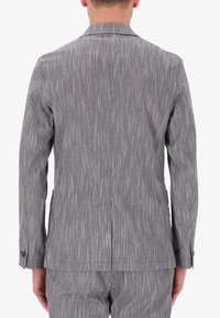 Giacca da uomo a righe grigie in un tessuto strutturato, con soffietto singolo, rever a punta e polsini con bottone.