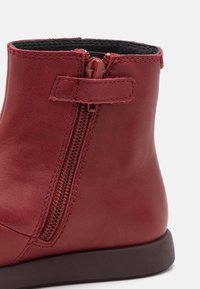 Camper TWS   - Puszābaki - burgundy