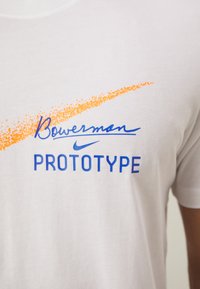 Nike Performance TEE FOUNDERS - Spordi T-särk - white