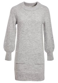 Robe pull en tricot gris avec un col rond, des poignets côtelés et deux poches avant. Présente un détail de tricot en motif losange.
