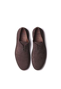 Scarpe in suede marrone con una texture liscia, dotate di una chiusura con lacci, punta tondeggiante e dettagli di cucitura lungo la suola. Taglia 42.