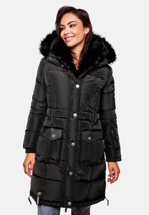 Schwarze Daunenjacke mit einer Kapuze aus Kunstfell, Druckknöpfen und zwei Fronttaschen. Besitzt ein gestepptes Design und einen mittellangen Schnitt.