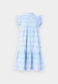 Ljust blå klänning med korta volangärmar, med blommiga utskärningsmönster, plisserad detaljer vid bröstet och en utsvängd fåll.