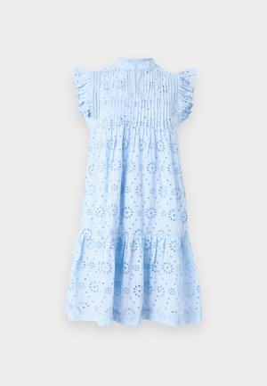 Gaiši zila kleita ar īsām volānu piedurknēm, ar ziedu izgriezumiem, plišu detaļām krūtīs un izplešanos apakšmalā.