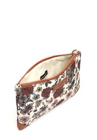 Kukkakuvioinen pussi vaalean kermaisen taustan ja viininpunaisilla nahkakoristeilla, vetoketjukiinnitys ja vaaleanruskea etiketti. Sisäpuoli vuorattu vaalealla kankaalla.