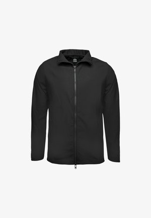 Sort softshelljakke med lynlås fortil, stående krave og to sidelommer. Glat tekstur og tætsiddende design.