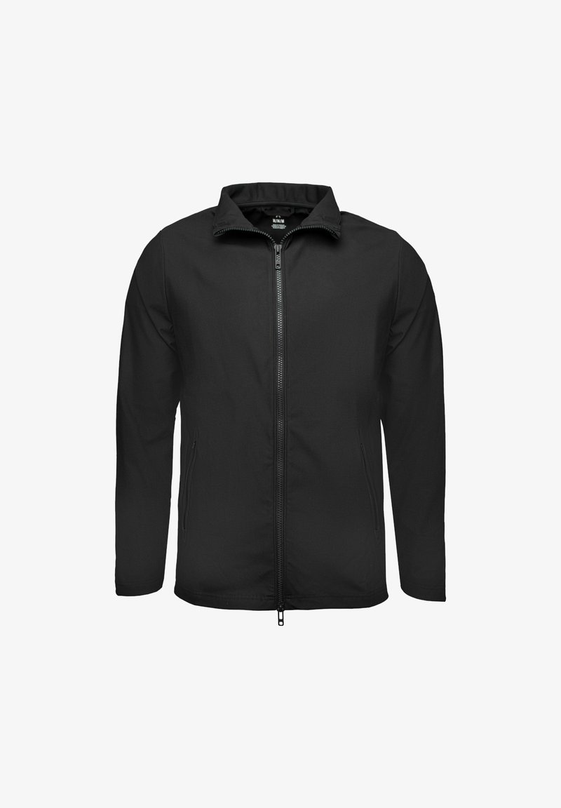 Sort softshelljakke med lynlås fortil, stående krave og to sidelommer. Glat tekstur og tætsiddende design.