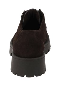 Schwarzer Wildlederschuh mit einer massiven Gummisohle und strukturierten Details, ausgestattet mit einer runden Zehenform und freiliegendem Knöchelbereich.