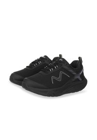 Scarpe sportive nere con tomaia in rete, colletto imbottito e suola testurizzata con un accento del logo. I lacci e i dettagli riflettenti aumentano la visibilità.