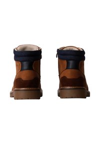 Botas de tobillo de cuero marrón con detalles de tela azul marino, superficies texturizadas y cremalleras laterales. Suelas de goma plana con relieve para mayor tracción.
