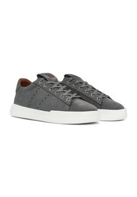 Baskets en cuir gris avec une texture lisse, semelles en caoutchouc blanches et un minimum de détails perforés sur le côté. Fermeture à lacets.