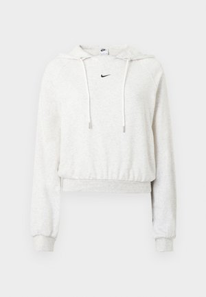 Svetlo siva kratka jopa s kapuco iz mehkega materiala, ki ima vrvico za zategovanje kape, dolge rokave, rebraste manšete in majhen črn logotip Nike.