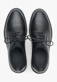 Zwarte leren schoenen met een gladde afwerking, vetersluiting, ronde neuzen en gestikte details langs de randen.