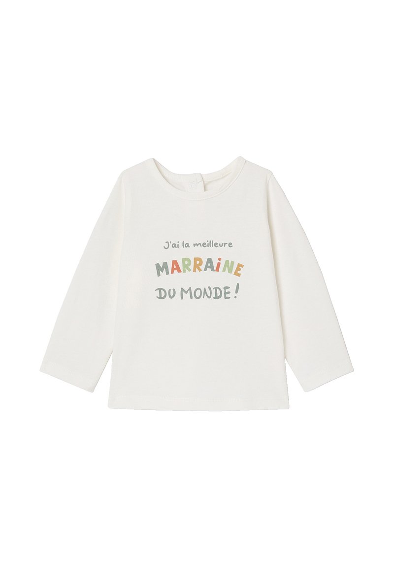 Langarm-Hemd aus cremefarbenem Baumwollstoff mit mehrfarbigem Text, der in verspielten Schriftarten "Ich habe die beste PATENMACHT DER WELT!" liest.