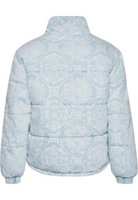 Chaqueta acolchada de puffer azul claro con un patrón texturizado, cuello alto, puños y dobladillo elásticos, que presenta un sutil diseño floral.