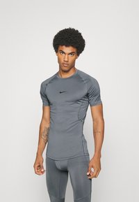 Nike Performance - TIGHT - T-skjorte til trening - smoke grey/black Miniatyrbilde 1