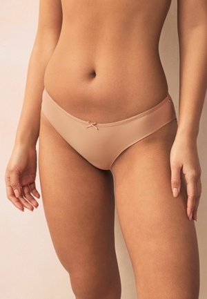 Nude bikini gaćice izrađene od glatkog materijala, sa niskim strukom, delikatnom mašnicom sprijeda i čipkastim detaljima sa strane.