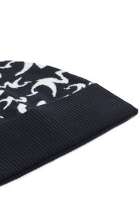 Beanie in maglia nera con motivo astratto di uccelli bianchi, dotato di un polsino a coste. Materiale morbido, spessore medio e vestibilità aderente.