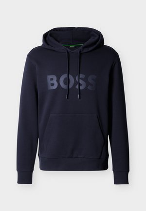 Hanorac bleumarin cu buzunar frontal, glugă cu șnur și inscripția „BOSS” imprimată cu litere mari pe piept.