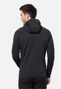 Felpa nera con cappuccio, dalla texture liscia, maniche raglan e design semplice. Presenta una vestibilità aderente e una silhouette pulita.