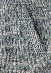Tissu avec un motif en chevron dans des teintes de bleu, vert et blanc. Surface douce et texturée avec un mélange de fils fins et gros.
