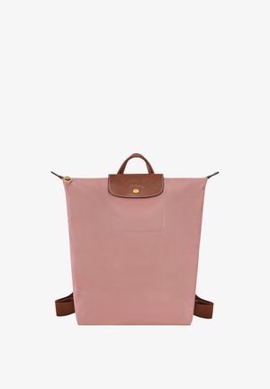 Rosa Stoff-Rucksack mit einem oberen Klappen aus braunem Leder, goldener Druckknopfverschluss und verstellbaren braunen Trägern. Verfügt über eine Fronttasche. Einfaches rechteckiges Design.