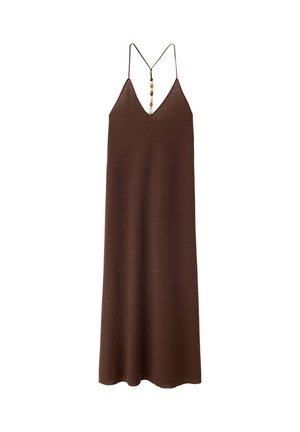 Vestido maxi marrón sin mangas con tirantes finos y escote en V profundo, con un detalle de cuentas que conecta los tirantes traseros.
