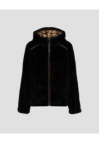 Chaqueta negra de pelaje sintético con capucha, forro dorado, cierre de cremallera y sutil costura decorativa a lo largo de los hombros.