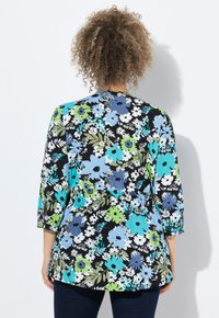 Blomsterprint bluse med sort baggrund og blå, grønne og hvide blomster. Trekvartærmer og samlet talje design.