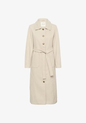 Manteau long en laine couleur crème avec col, boutons dorés sur le devant, deux grandes poches et une ceinture en tissu nouée à la taille.