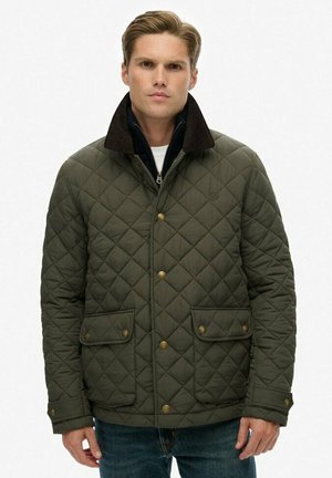 Chaqueta acolchada de color verde oliva con cuello de pana marrón, botones de presión dorados, dos bolsillos frontales y una capa interna con cremallera.